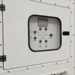 Tableau de contrôle d'un E-Power Nexa Energy Africa aevc écran, commandes ON/OFF et schéma des entrées AC, batterie, solaire